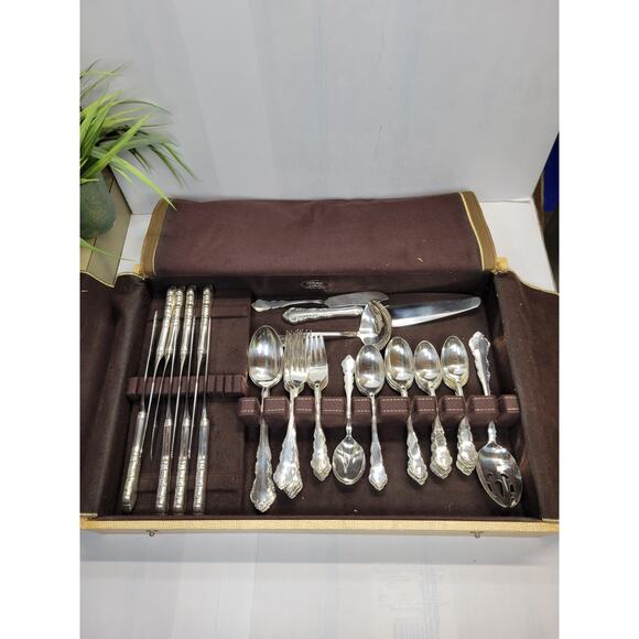 56 Pc Vintage Reed & Barton Dresden Rose Flatware Set for 8 and Serving Pieces - Picture 5 of 8